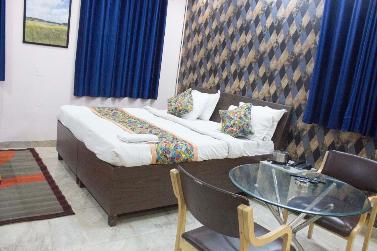 Jsb Hotel Фаридабад Екстериор снимка