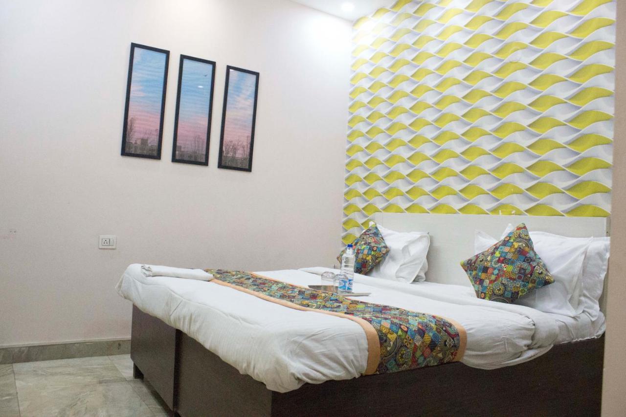 Jsb Hotel Фаридабад Екстериор снимка