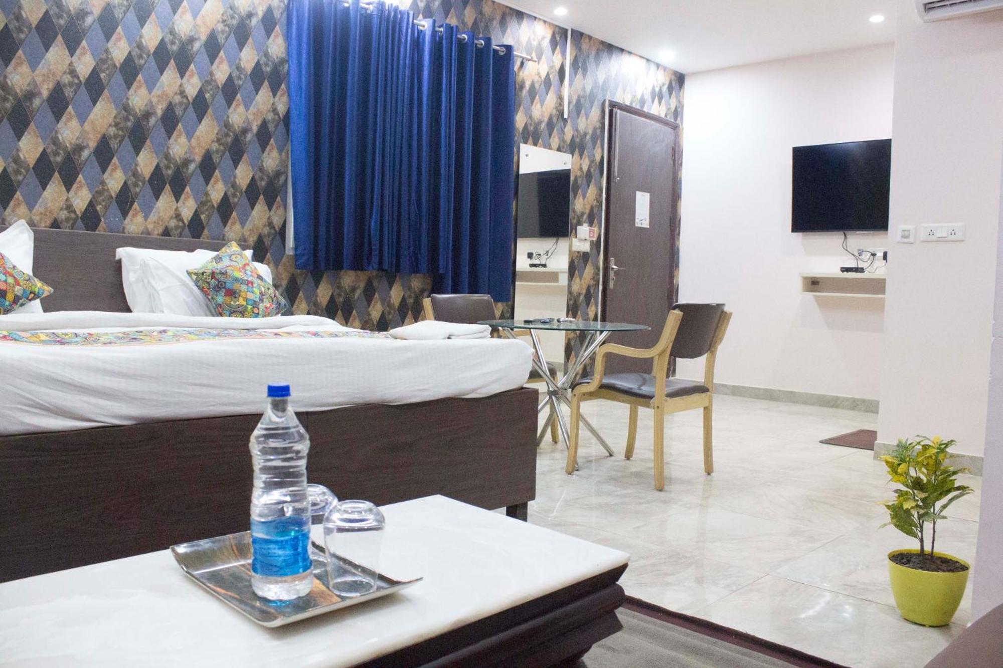 Jsb Hotel Фаридабад Екстериор снимка